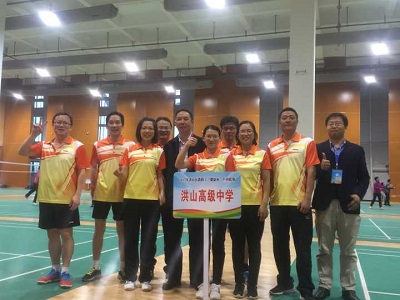 马为民校长与羽毛球队员合影.jpg