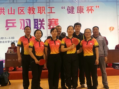 郑光文书记与乒乓球队员合影.jpg